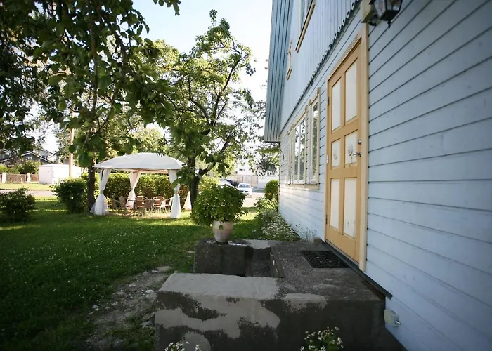 Гостевой дом Legendide Maja Kuurordiapartment Vaeikse Viigi Aeaeres Хаапсалу